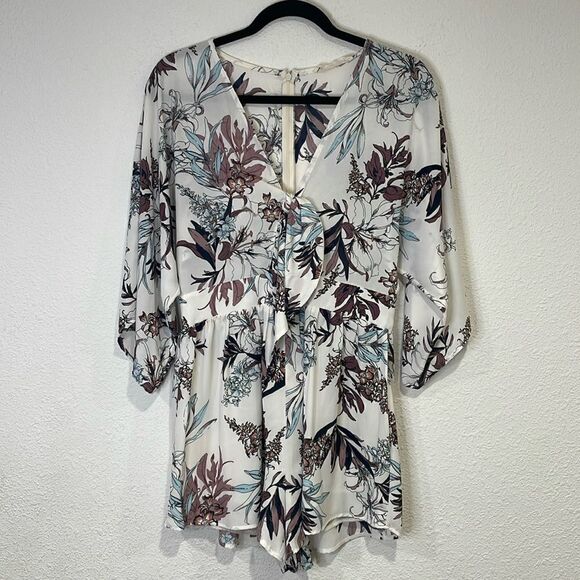 Audrey 3+1 floral shorts romper with bell sleeves | size M - Picture 3 of 8